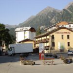 Immagine: Piazza di Prali (To) con il suo lbergo. Ghigo e gli edifici che la rappresentano II