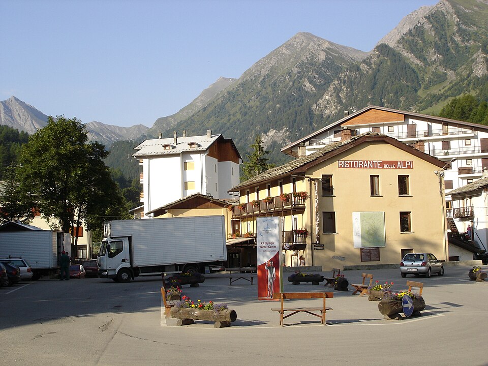 Immagine: Piazza di Prali (To) con il suo lbergo. Ghigo e gli edifici che la rappresentano II