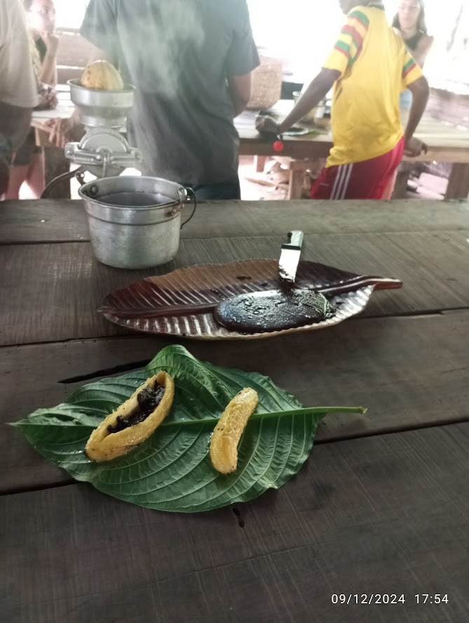 Pasta di cacao in Costa Rica e banane arrosto su foglie, con cioccolata calda all'acqua durante un tour a Talamanca.