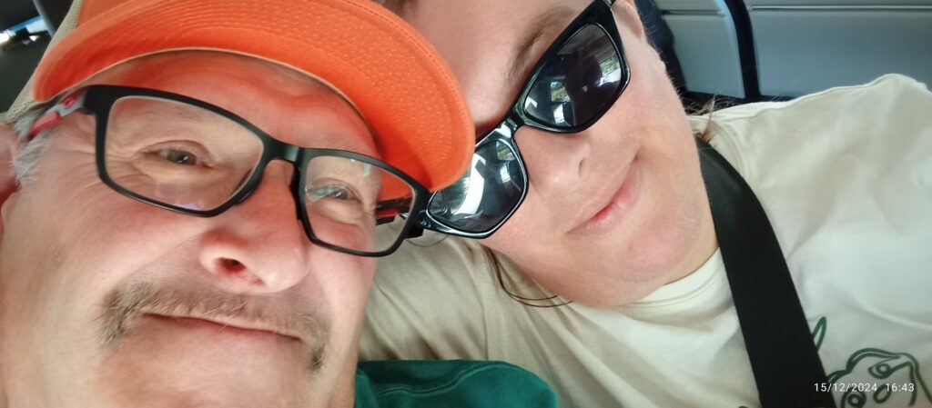 Romina e Luca sorridenti in un selfie ravvicinato durante il loro viaggio in Costa Rica pura vida.