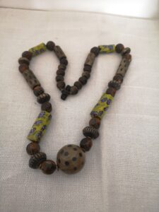 Creatività Storia Passione Collaborazione
Collana fatta artigianalmente, multicolore 