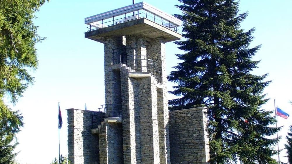 Monumento ai partigiani caduti nella Seconda Guerra Mondiale a Prarostino. Torre in pietra nel verde, simbolo del 25 aprile.