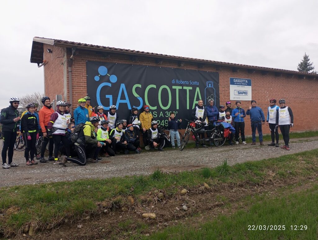 Il gruppo di ciclisti presso lo sponsor Gascotta, pedalando oltre i limiti con lo spirito di squadra e il sostegno a Pier.