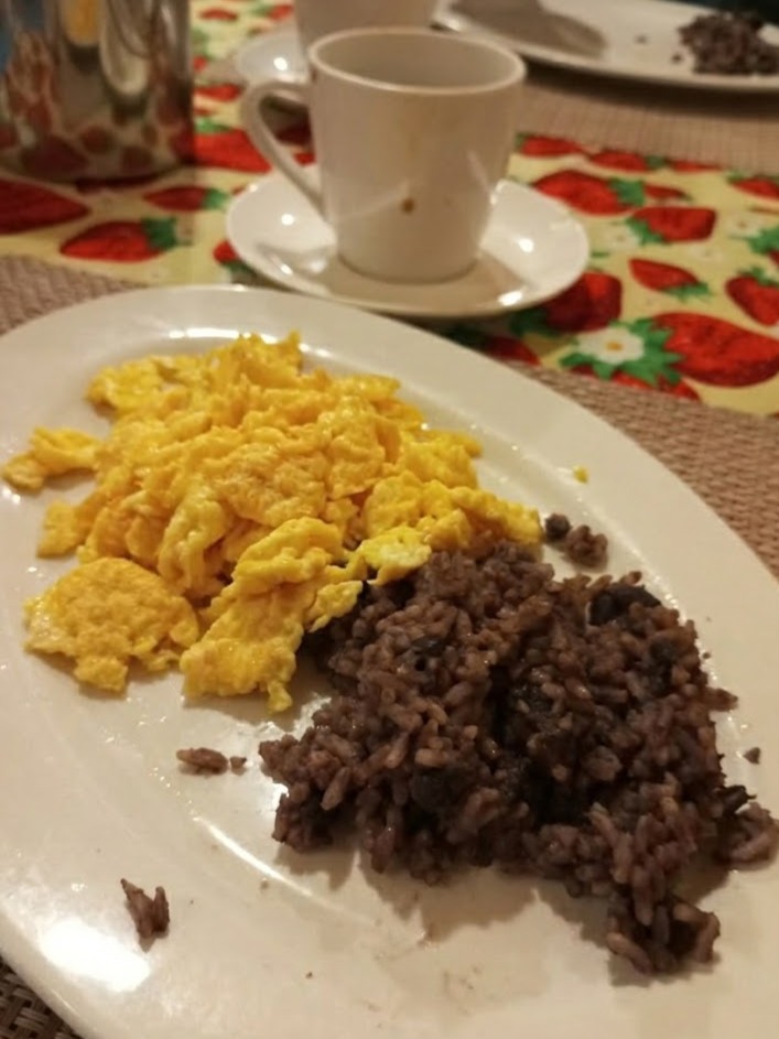 Gallo pinto e uova strapazzate, colazione tipica della cucina costaricana servita su un piatto ovale in hotel.