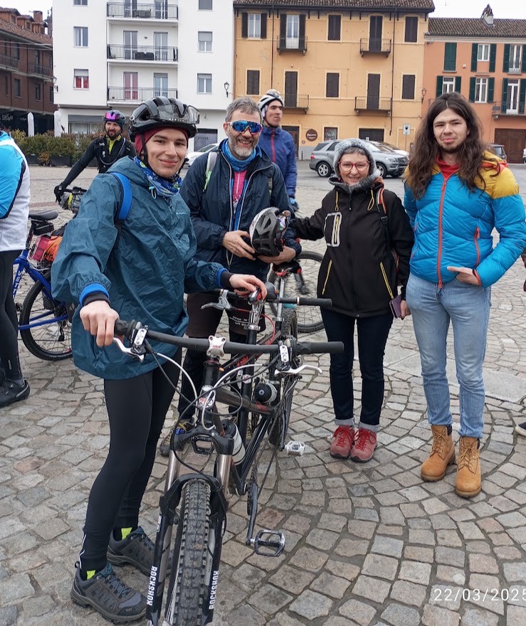 Pier e la sua famiglia Sabina, Alessandro e Federico all'arrivo, pedalando oltre i limiti con grande affetto e condivisione.