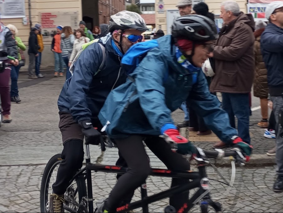 Alessandro e Pier in sella al loro tandem alla partenza, pedalando oltre i limiti per la solidarietà verso il Marocco
