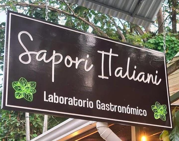 Insegna di Sapori Italiani, laboratorio gastronomico che unisce tradizione italiana e cucina costaricana locale.