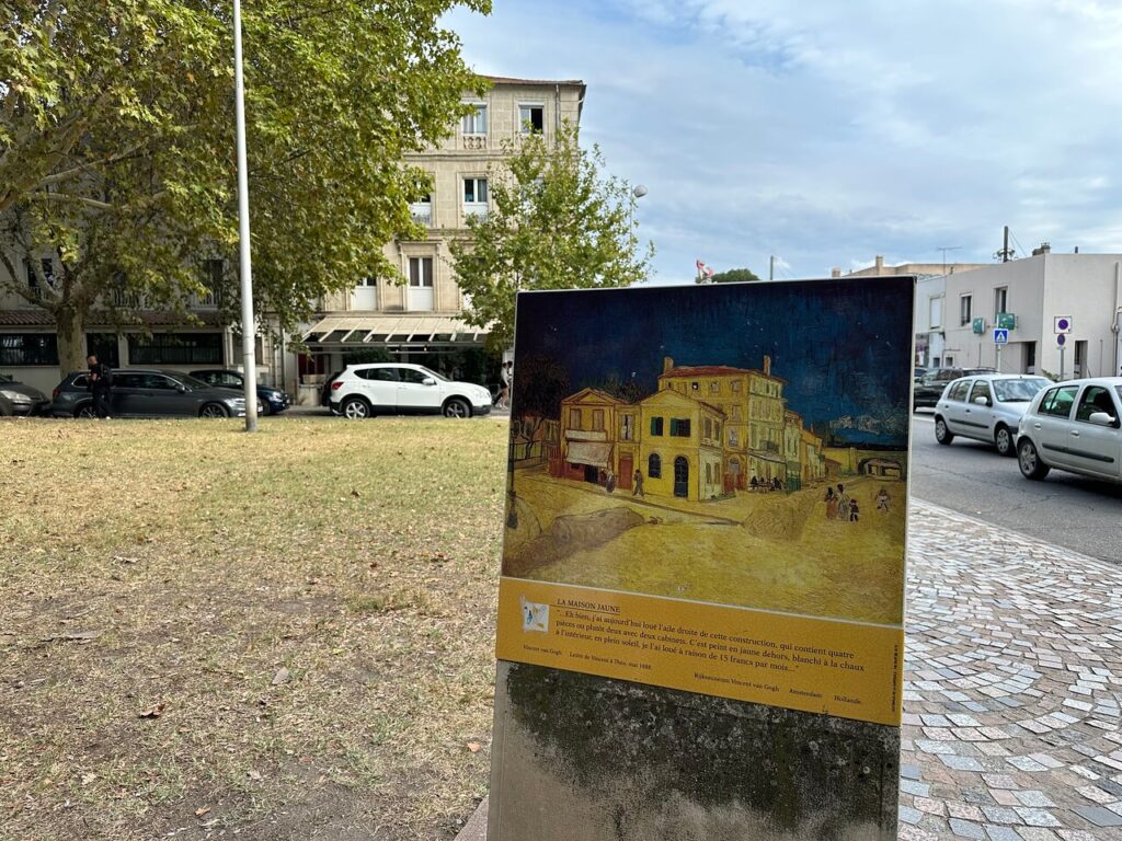 Place Lamartine Arles, Vincent viaggio tra anima e colori. Pannello informativo dove sorgeva la Casa Gialla del pittore.