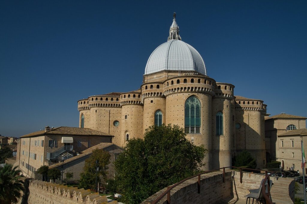 Loreto un luogo antico che parla al cuore: la maestosa cupola della Basilica svetta sopra le storiche mura in mattoni