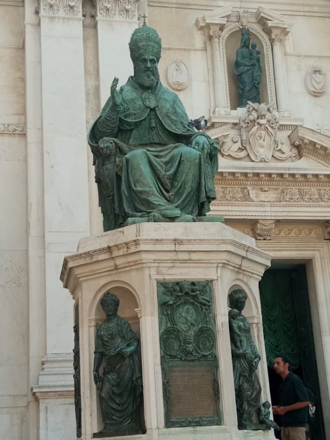 Loreto un posto antico che parla al cuore: statua bronzea di Papa Giulio II seduto in trono davanti alla Basilica.