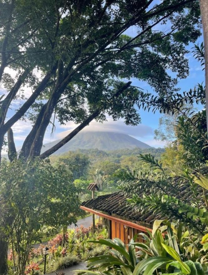 Relax e benessere ai piedi del vulcano Arenal con la cima tra le nuvole e la rigogliosa foresta tropicale ai suoi piedi.
