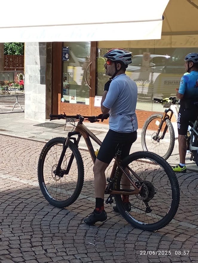 Ciclista fermo prima della gara: non solo Giro d'Italia, ma l'attesa wild per la Via del Sale a Limone. Focus e adrenalina.