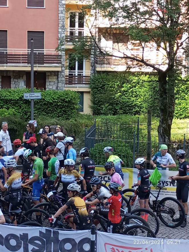Ciclisti al nastro di partenza a Limone: non solo Giro d'Italia, l'attesa per la Via del Sale tra le vette. Sport e sfida.