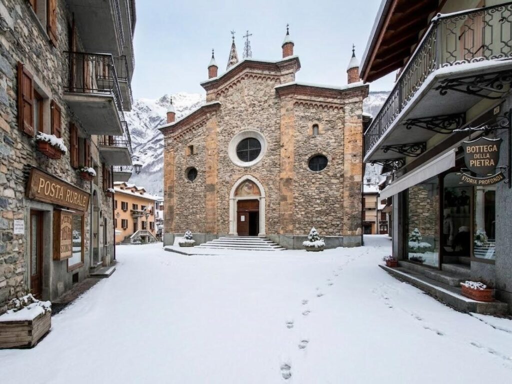 Un gioiello alpino: l'anima antica di Limone Piemonte rivive in questo borgo di pietra innevato. La chiesa parrocchiale e i vicoli acciottolati raccontano una storia profonda, custodita nel brio delle vacanze invernali e nel silenzio delle Alpi.