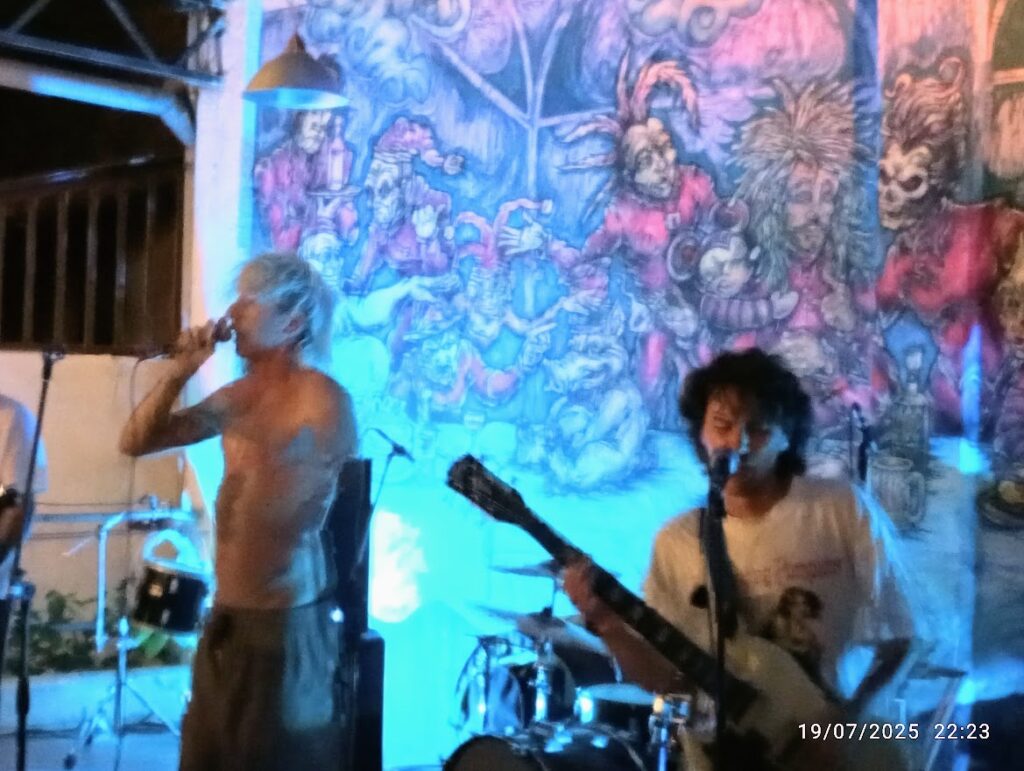 Andrea canta dal vivo con Alessandro Peiretti alla chitarra