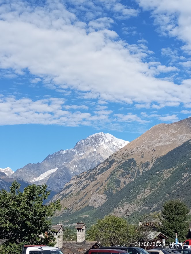 Foto: Paesaggi con boschi montani. Sullo sfondo il Monte Bianco. Cose da fare a la Salle