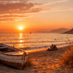 Immagine: Tramonto estivo sul mare con luce dorata, barca di legno sulla sabbia, dune e coppia seduta in silenzio, colori caldi che evocano nostalgia, calma e passaggio verso l’autunno.