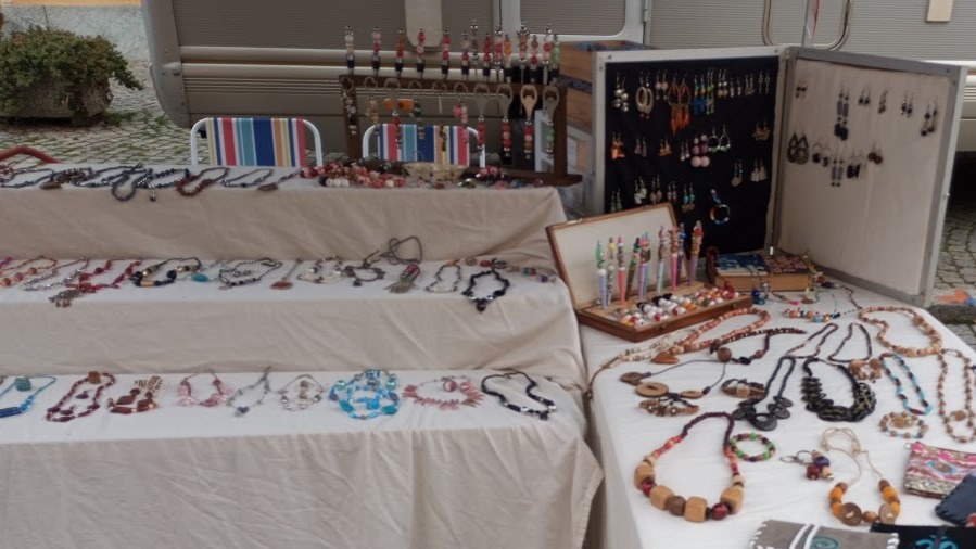 La mia bancarella di bigiotteria artigianale: creatività e consapevolezza tra collane, orecchini e bijoux fatti a mano.