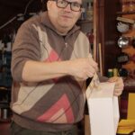 Ritratto dell’artista impegnato nel riciclo creativo e nella ricerca artistica sostenibile.