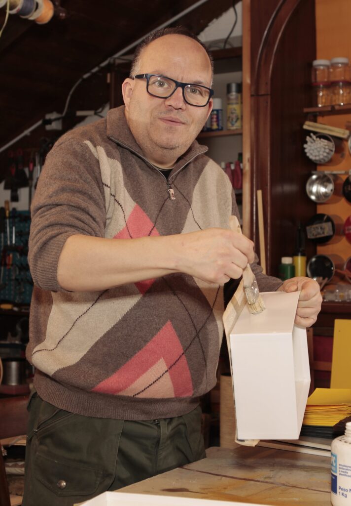 Ritratto dell’artista impegnato nel riciclo creativo e nella ricerca artistica sostenibile.