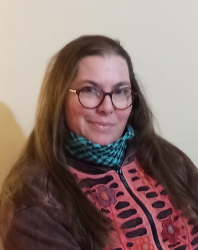 Primo piano di Romina, fondatrice de Il dialogo del qui, disegnatrice e creatrice di bigiotteria artigianale.