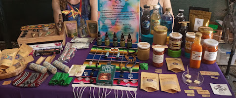 Frutta esotica spezie in Costa Rica: banco di artigianato con oli, incensi e rimedi naturali al mercato di Puerto Viejo.