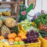 Frutta esotica e spezie in Costa Rica: cassette di ananas, uva e agrumi al colorato mercato di Puerto Viejo de Talamanca.
